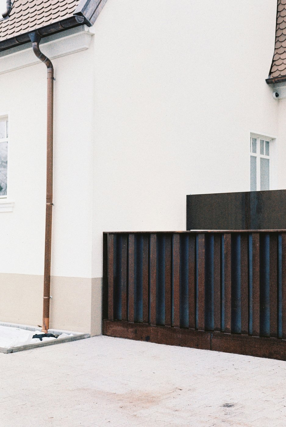 Modernios metalinės tvoros detalė